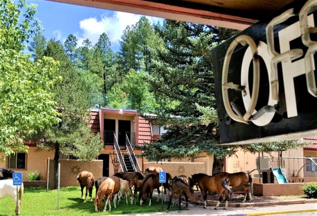 Pinecliff Village Resort Hollywood Bagian luar foto
